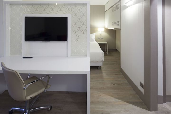 Room 33 of 79