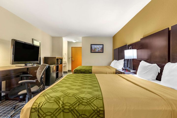 2 Queen Beds (6 of 9)