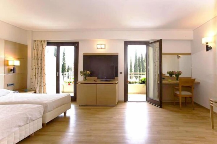 Room 8 of 34