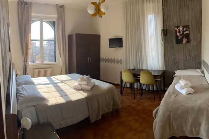 Room 2 of 10
