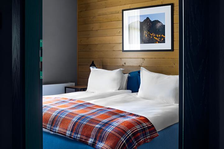 Room 27 of 81