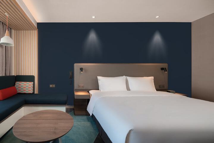 Room 8 of 48