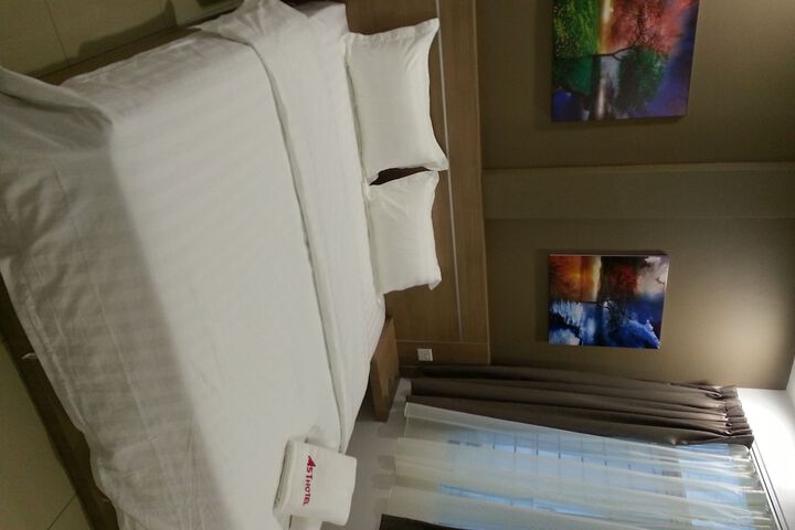 Room 13 of 48