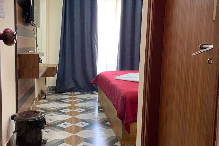 Room 8 of 16
