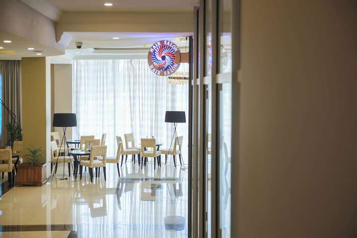 Ballroom/Hall 71 of 91