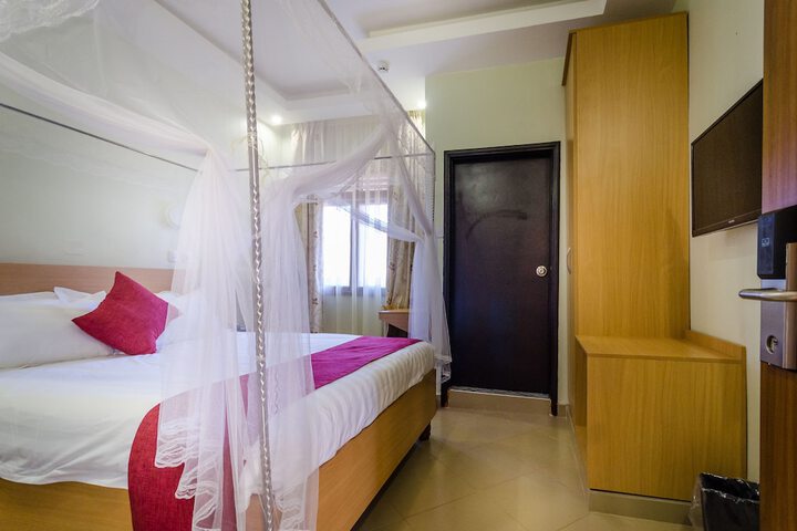 Room 3 of 38