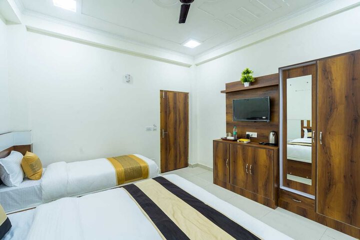 Room 4 of 32