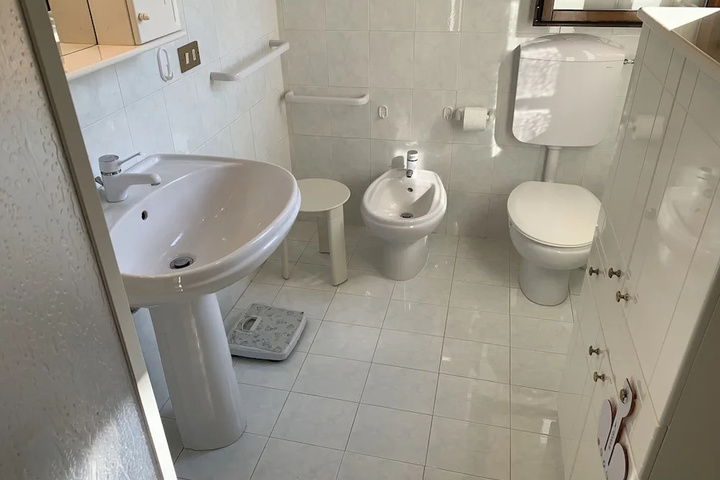Room 6 of 17