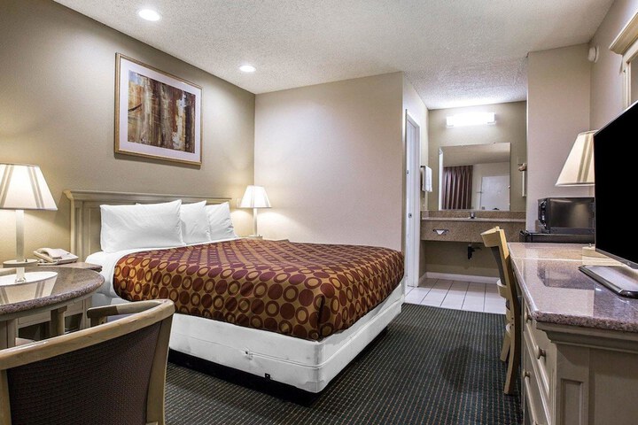 1 Queen Bed Accessible (4 of 5)