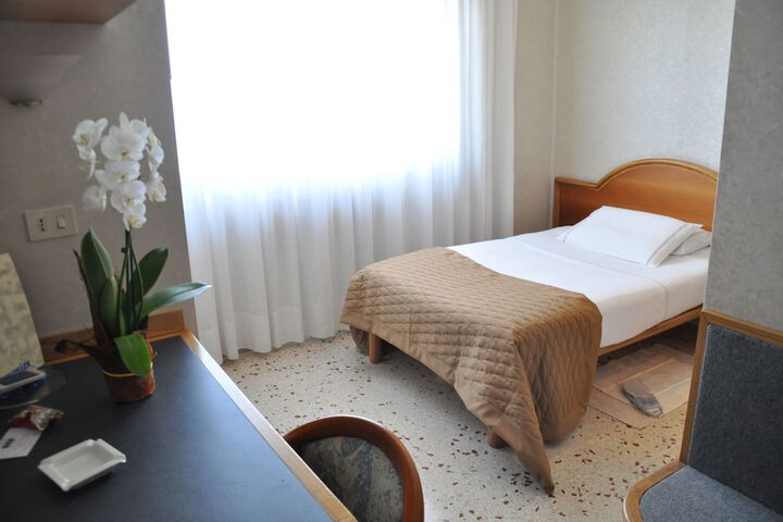 Room 12 of 39