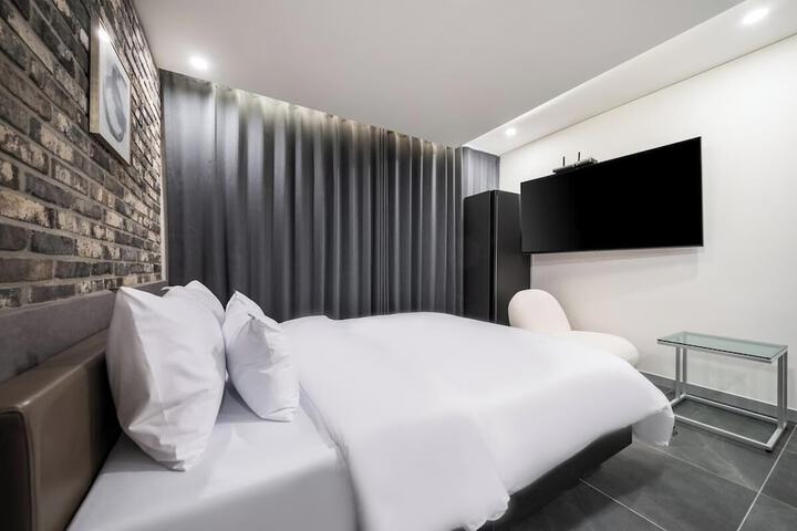 Room 10 of 42