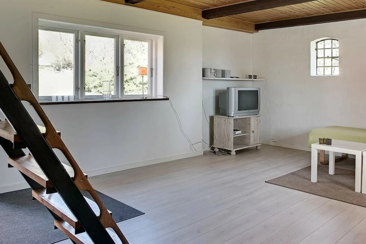 Room 4 of 16