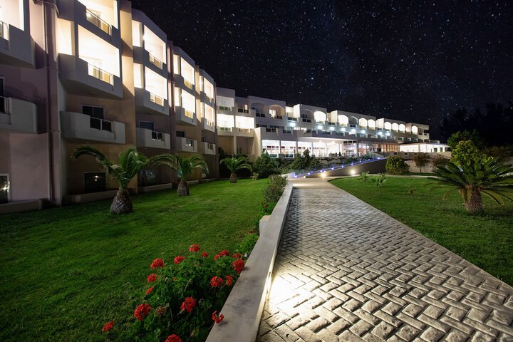 Hotel Exterior 208 of 229