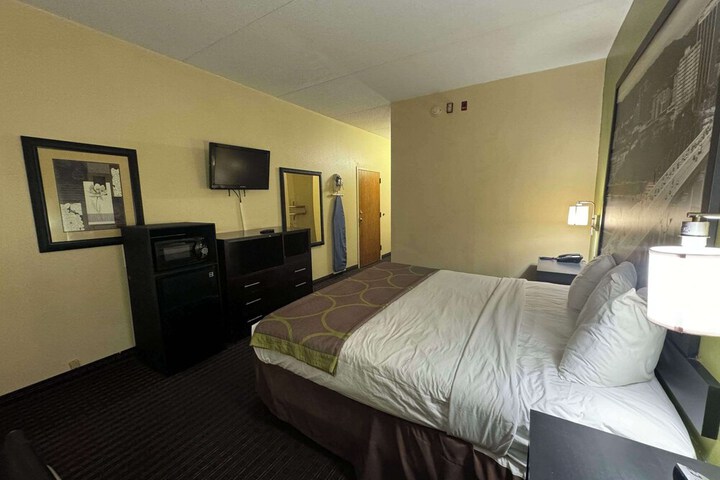 1 King Bed Accessible (16 of 16)