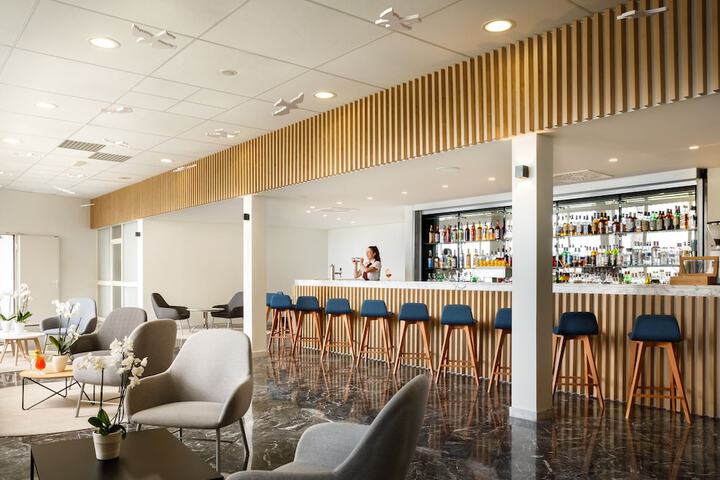 Lounge 63 of 75