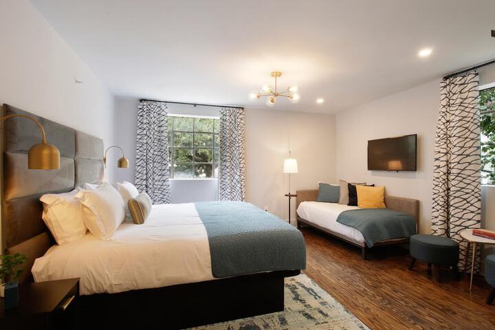 Room 4 of 164