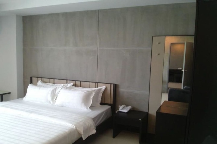 Room 9 of 65
