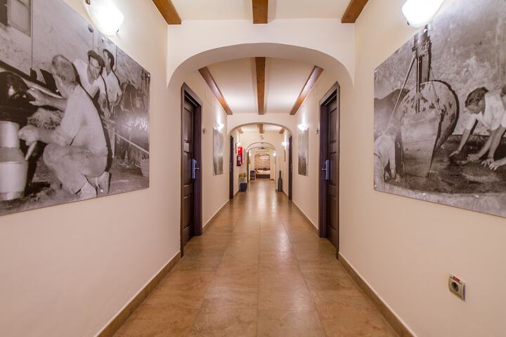 Ballroom/Hall 129 of 174