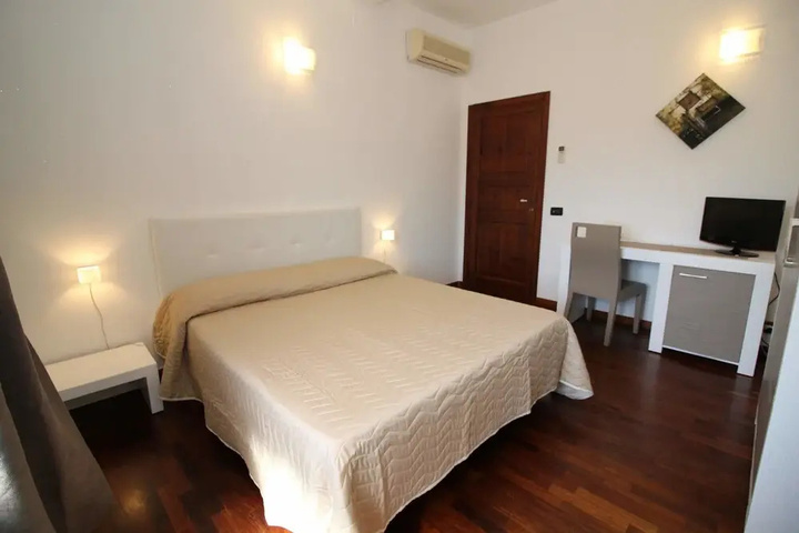 Room 7 of 24