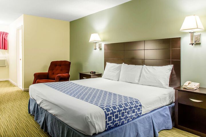 1 King Bed (4 of 9)