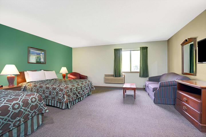 1 Queen Bed (6 of 8)
