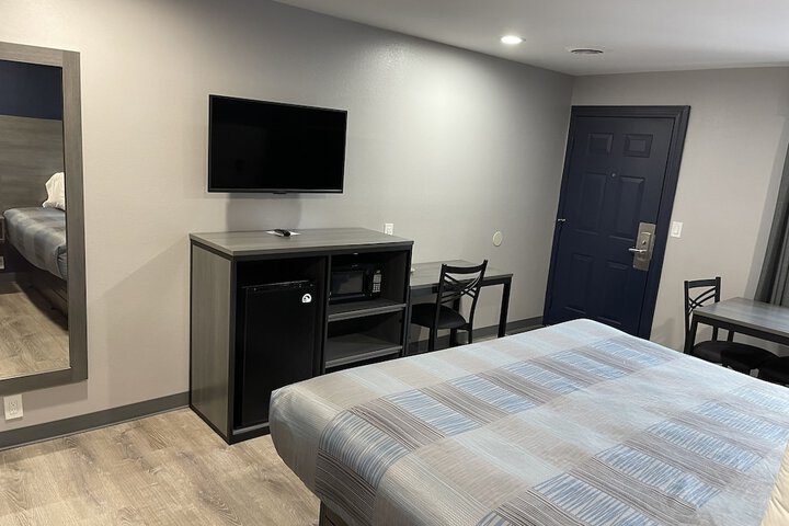 1 Queen Bed (14 of 14)
