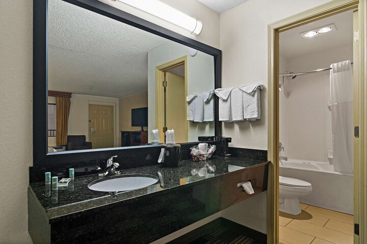 2 Queen Beds Microwave and Refrigerator WiFi Continental Breakfast (1 of 19)