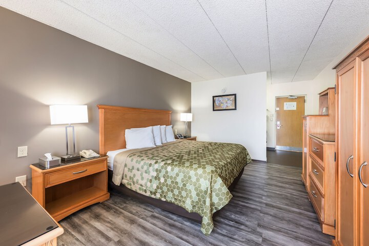 1 King Bed (6 of 11)