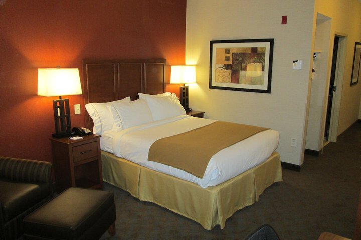 2 Queen Beds (7 of 13)