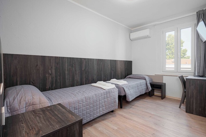 Room 8 of 12