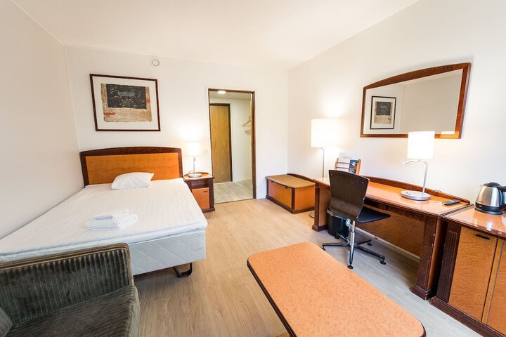 Room 27 of 83