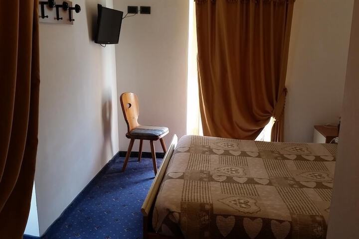 Room 9 of 33