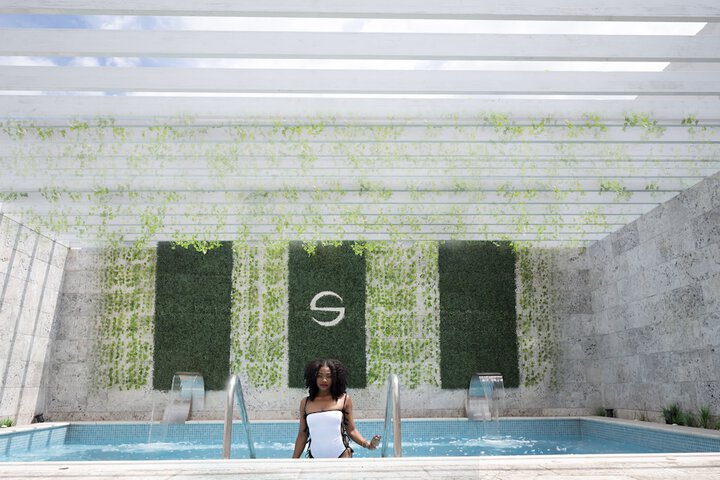 Hotel with Pool