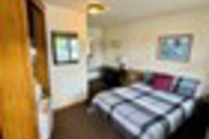 Room 5 of 102