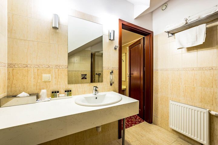 Room 17 of 32