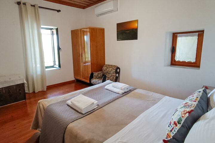 Room 5 of 44