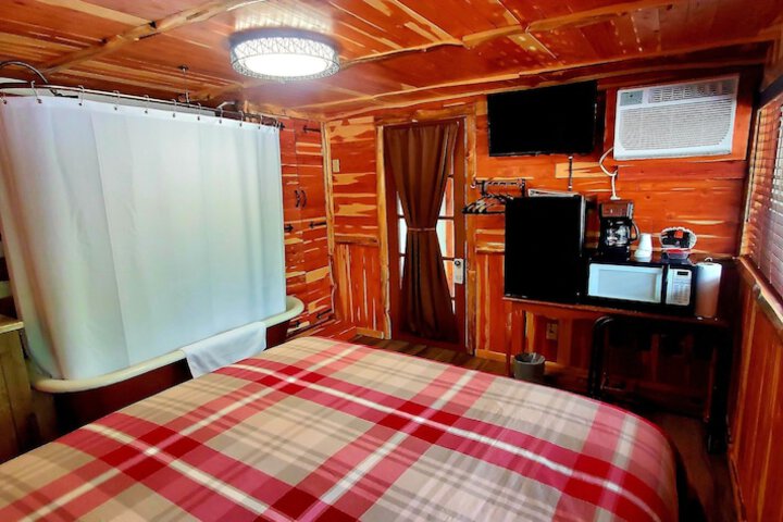 Room 8 of 99