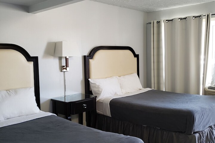 2 Queen Beds (13 of 21)