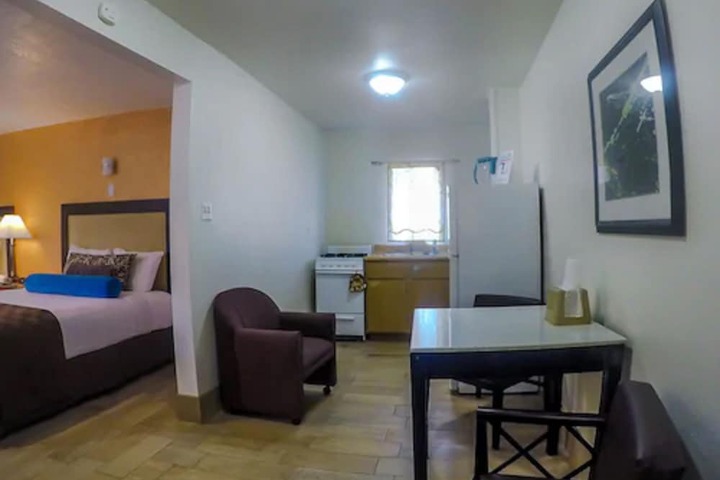 1 Queen Bed (7 of 8)