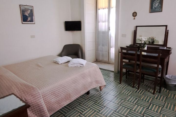 Room 10 of 110