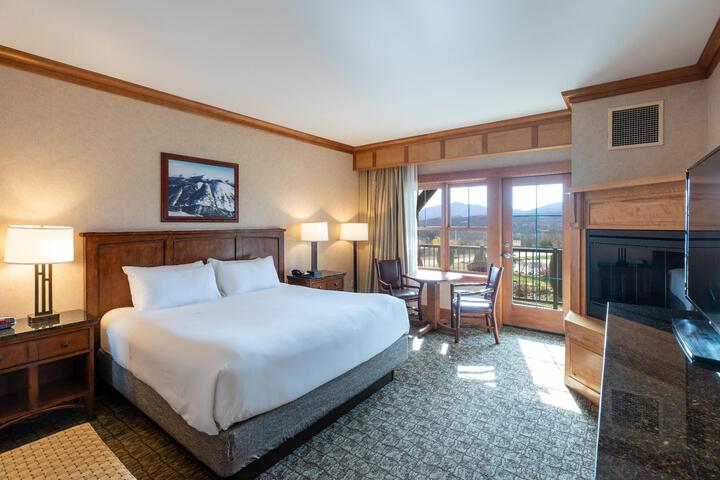 Standard King Bed Lake View Sofa (2 of 22)