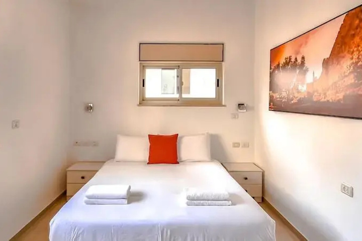 Room 5 of 8