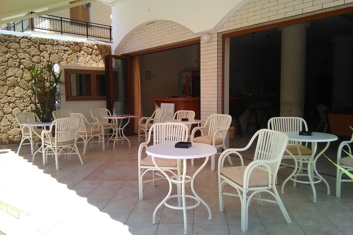 Lounge 15 of 16