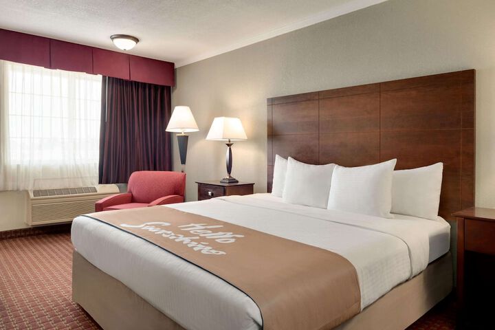 1 King Bed (5 of 10)