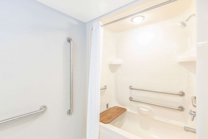 1 Queen Bed Mobility Accessible Bathtub with Grab Bars (9 of 12)