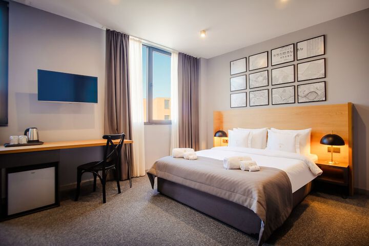 Room 10 of 50
