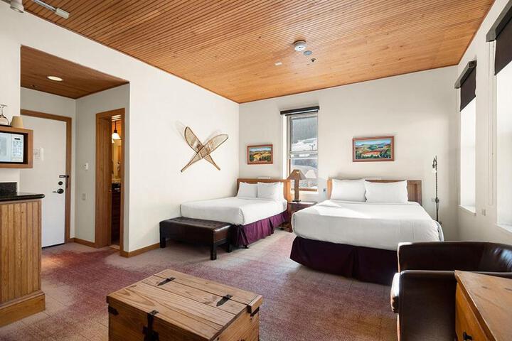 Exterior of Independence Square Unit 313 Downtown Hotel Room in Aspen with Rooftop Hot Tub