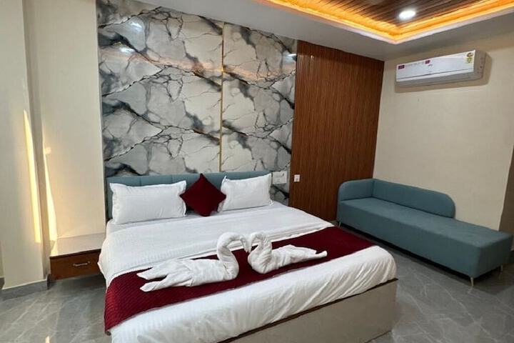 Room 5 of 8