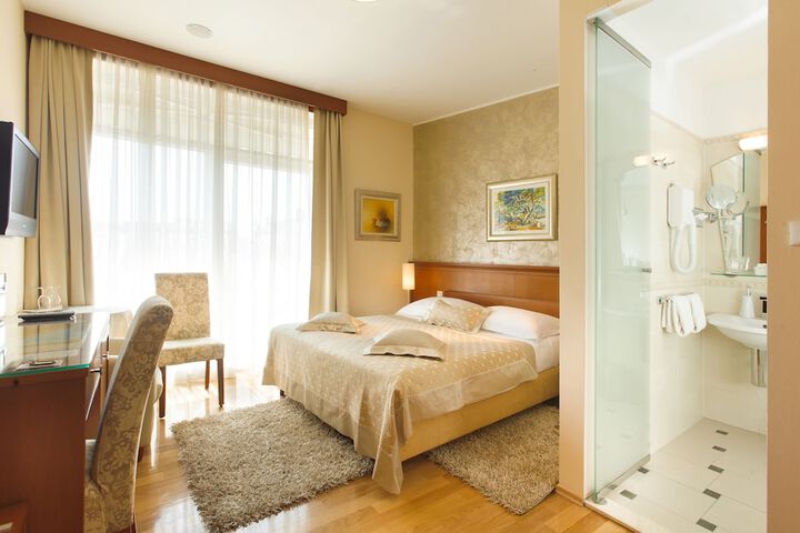 Room 14 of 76