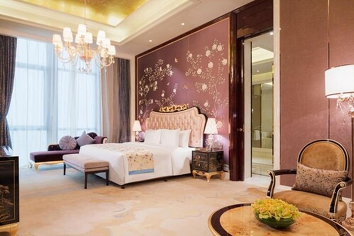Room 15 of 36